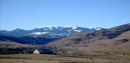 Das Vlădeasa-Massiv, aufgenommen bei Călata im Dezember 2004